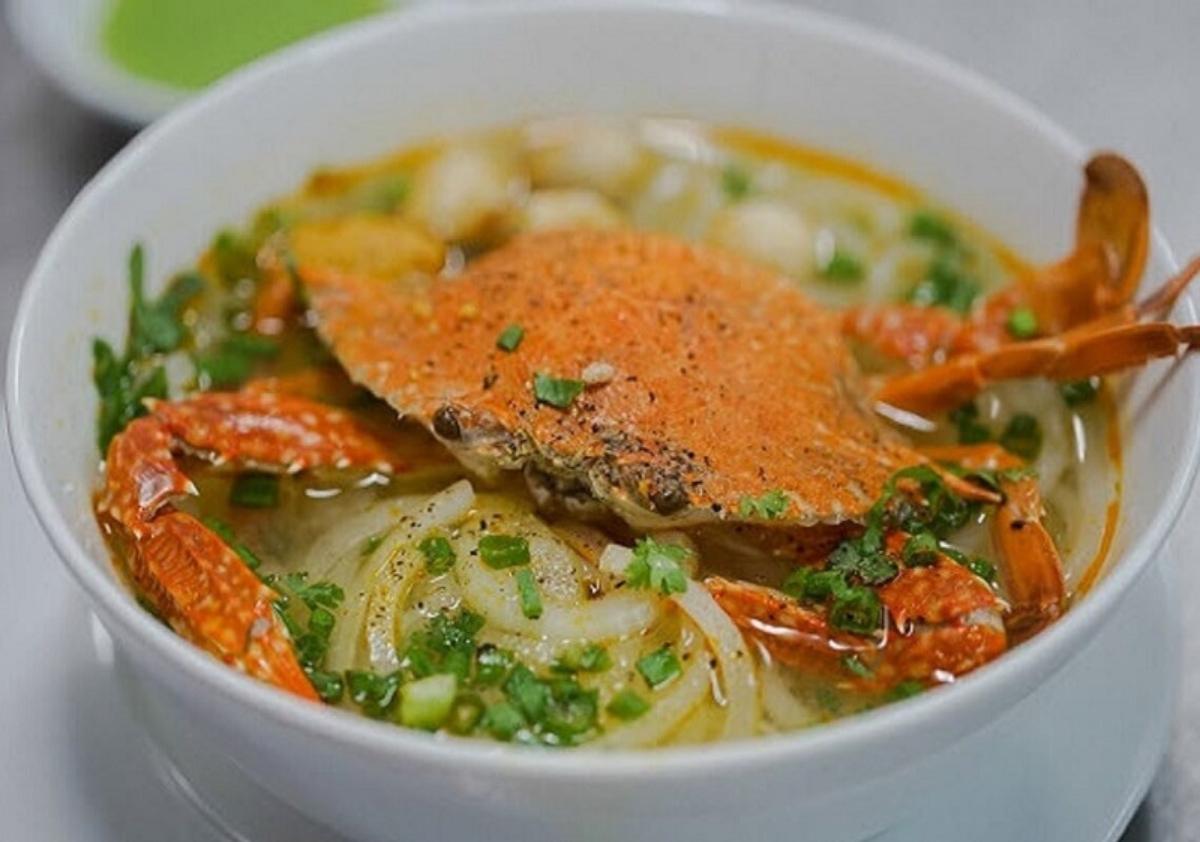 A bowl of soup with crab

Description automatically generated