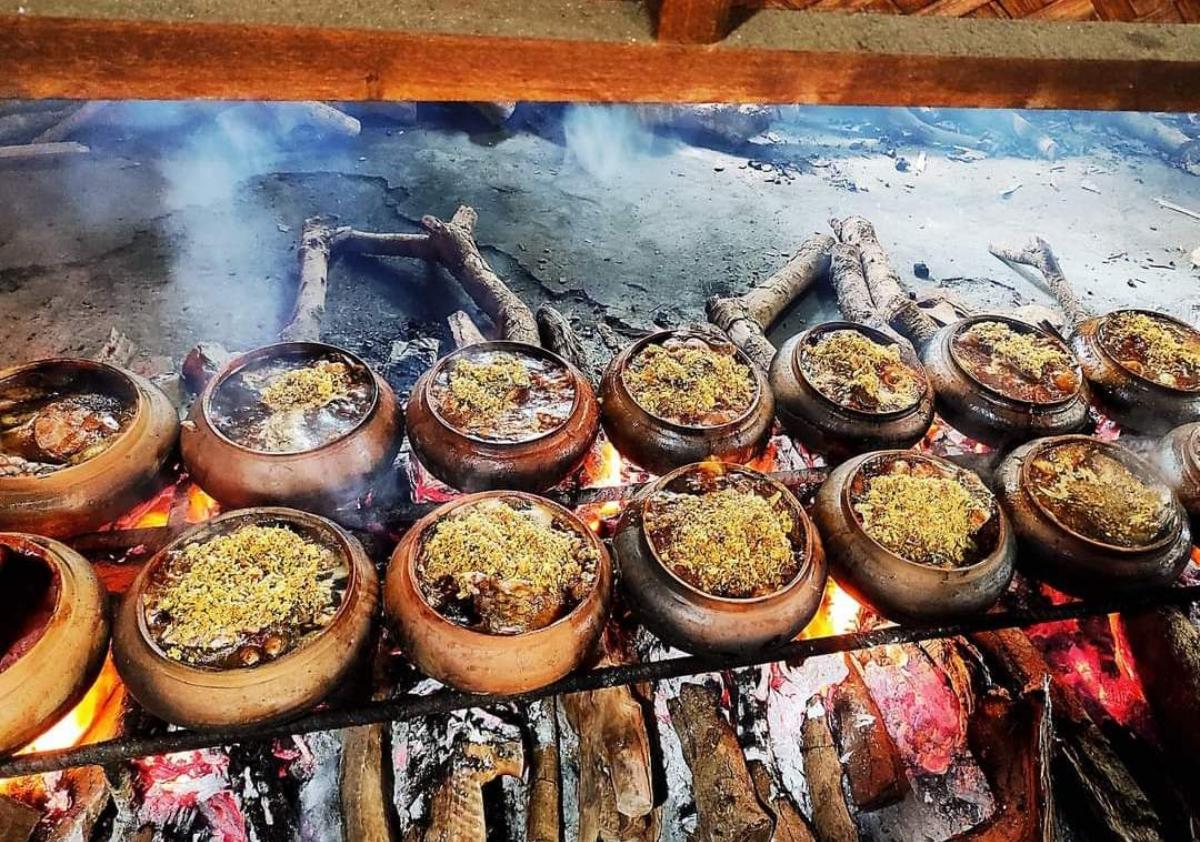 A group of bowls of food on a fire

Description automatically generated