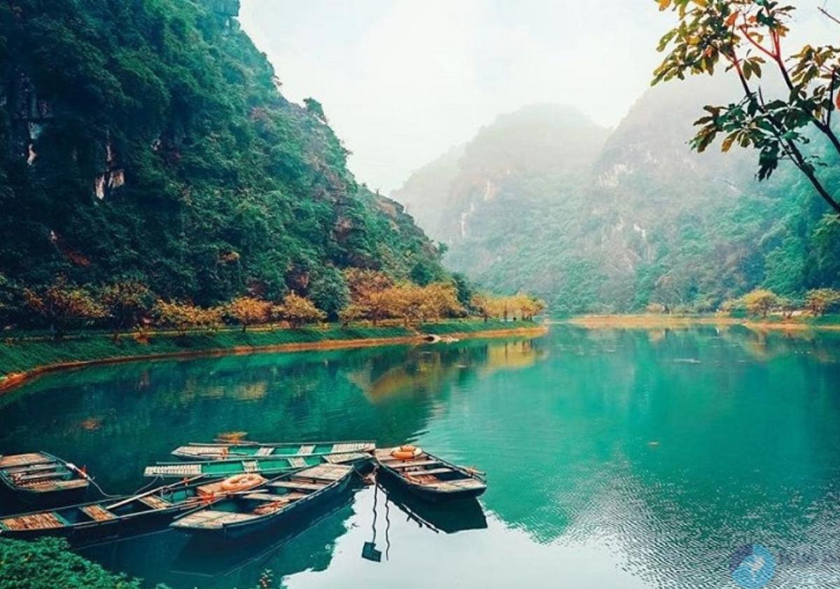 Boats on the water with mountains in the background

Description automatically generated