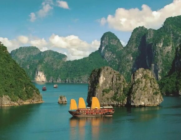 Check-in at 16 Famous Tourist Destinations in Ha Long