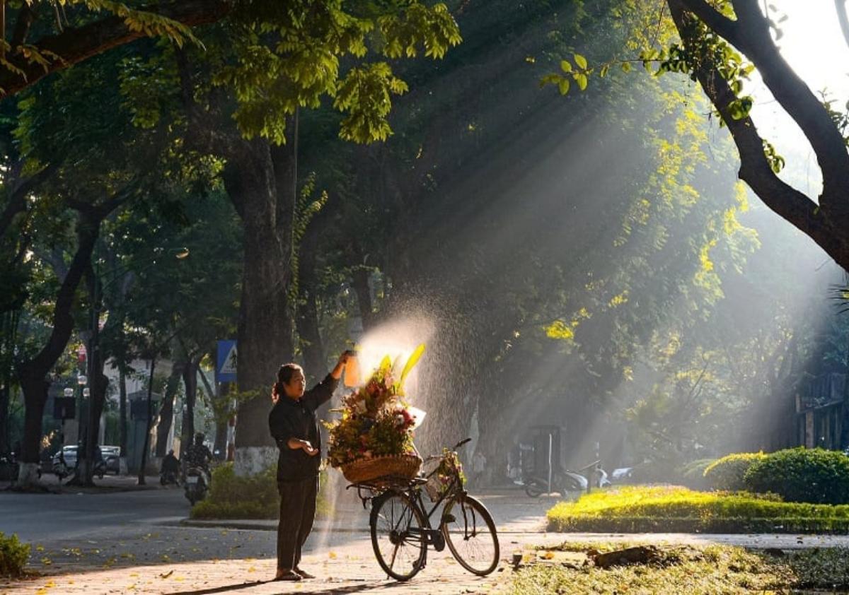 A person standing next to a bicycle with a basket of flowers

Description automatically generated