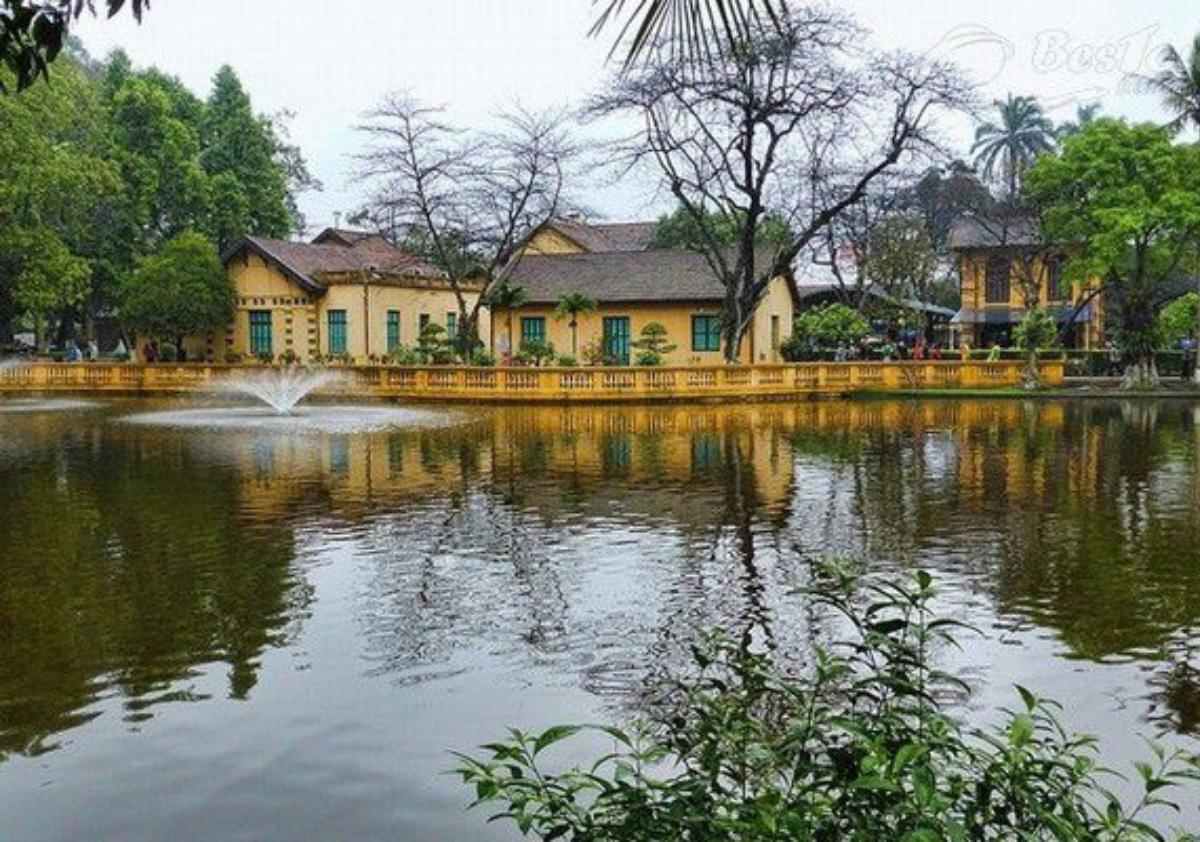 A building next to a body of water

Description automatically generated