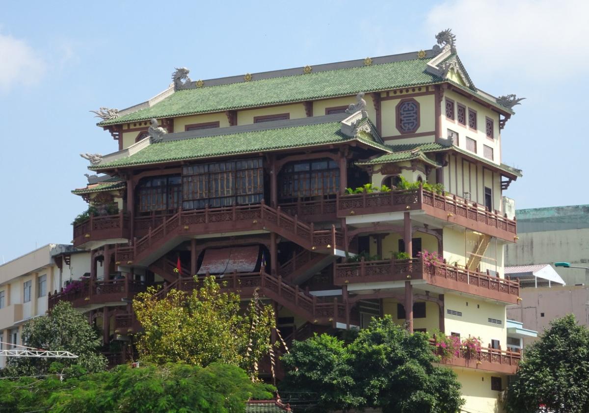 A building with a green roofDescription automatically generated