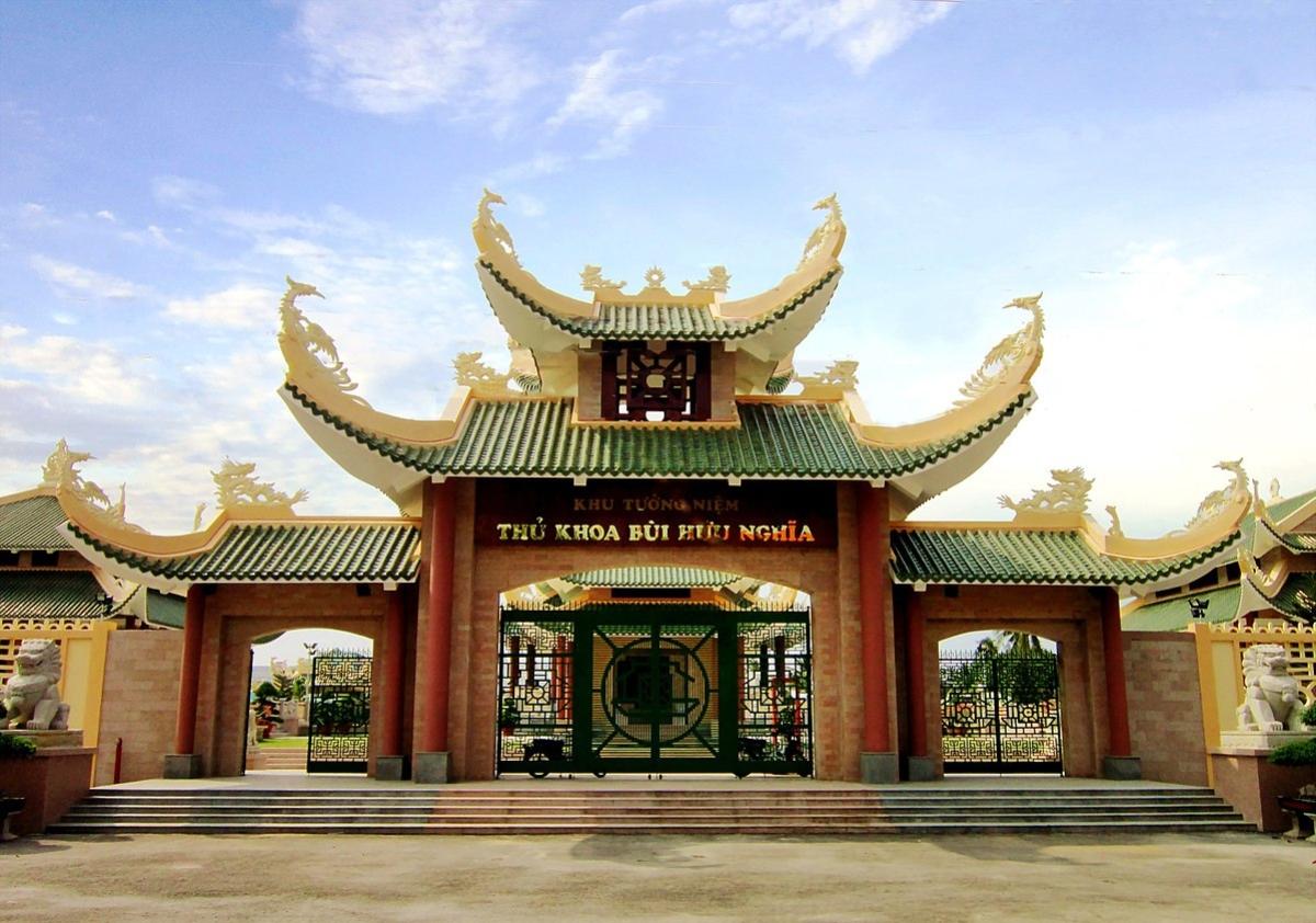 A large asian style buildingDescription automatically generated with medium confidence