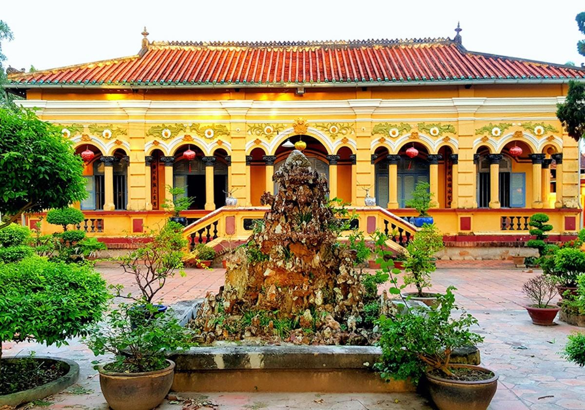 A fountain in front of a buildingDescription automatically generated