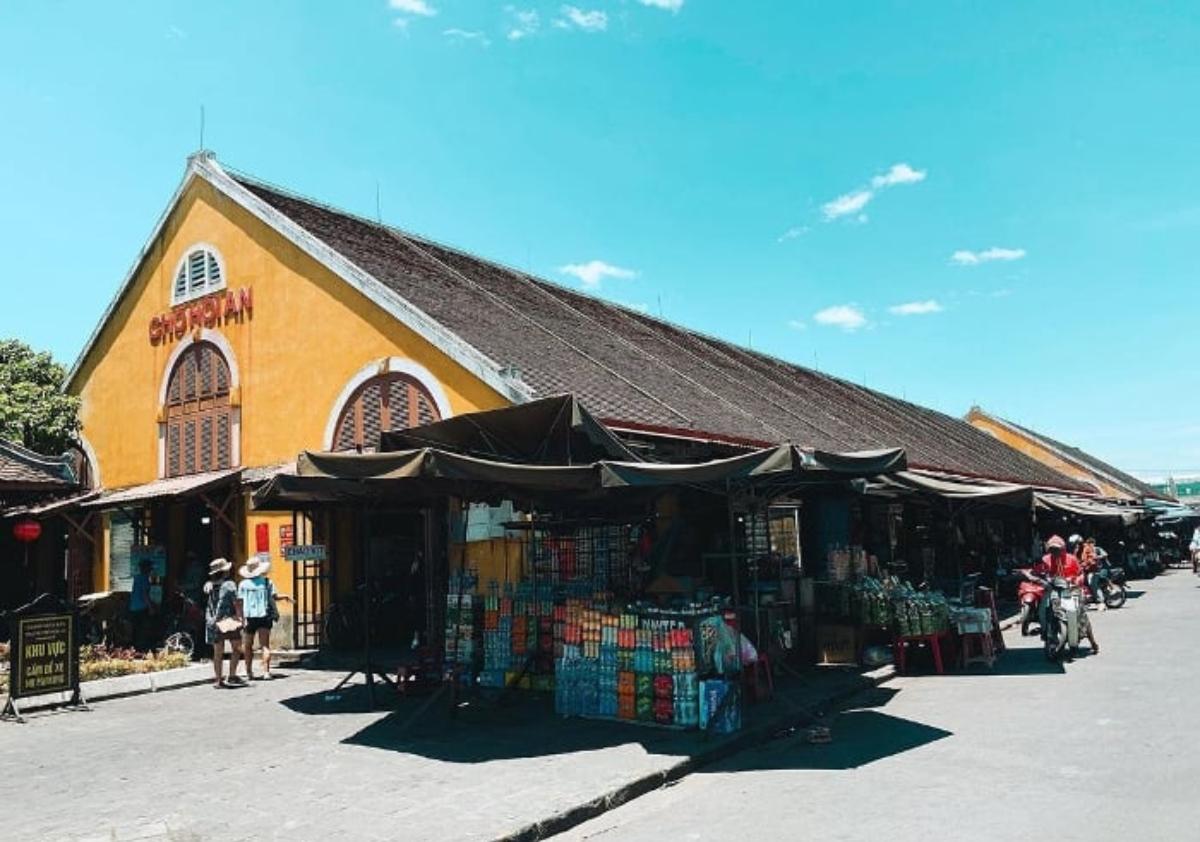 A building with many stalls in front of it

Description automatically generated