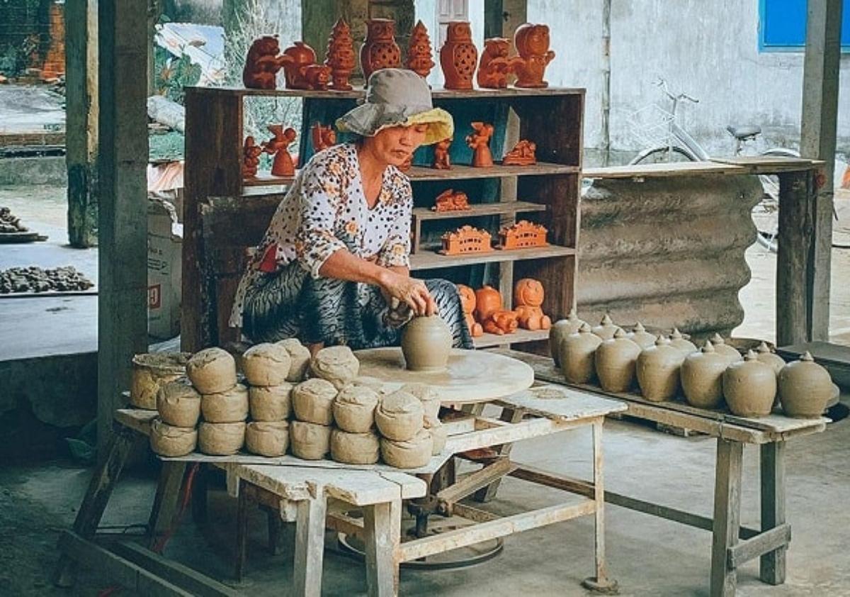 A person working on a pottery wheel

Description automatically generated