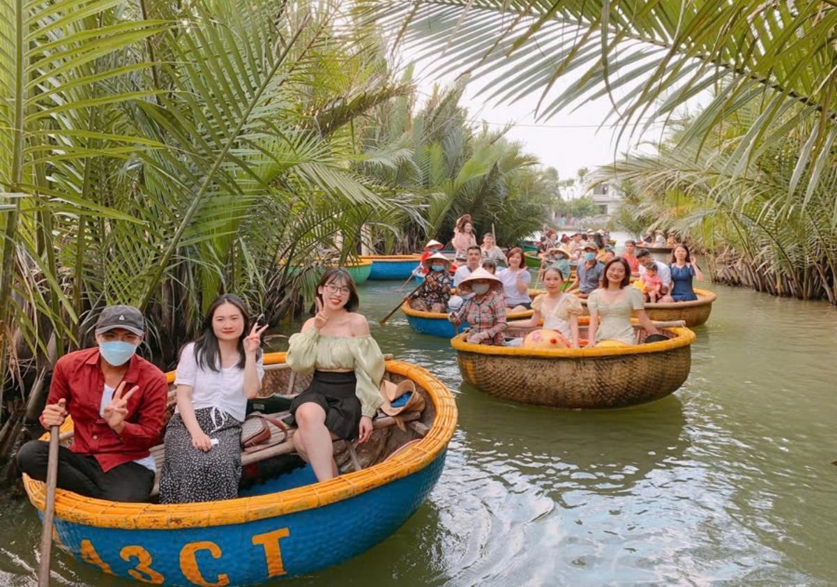 A group of people in boats on a river

Description automatically generated