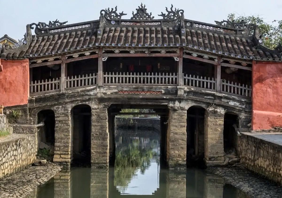 Hội An over water with a bridge over it

Description automatically generated