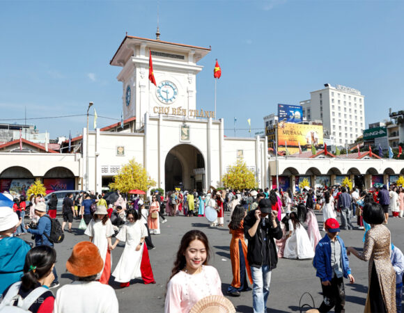 Saigonese flock to city icons for Tet photo shoots