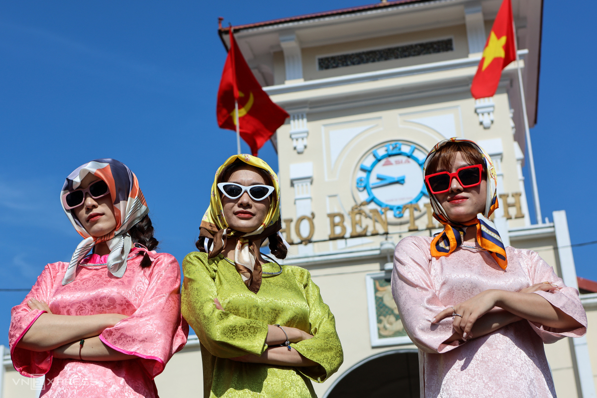 Saigonese flock to city icons for Tet photo shoots