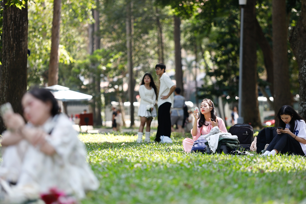 Saigonese flock to city icons for Tet photo shoots