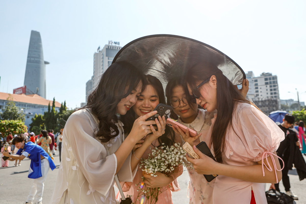 Saigonese flock to city icons for Tet photo shoots