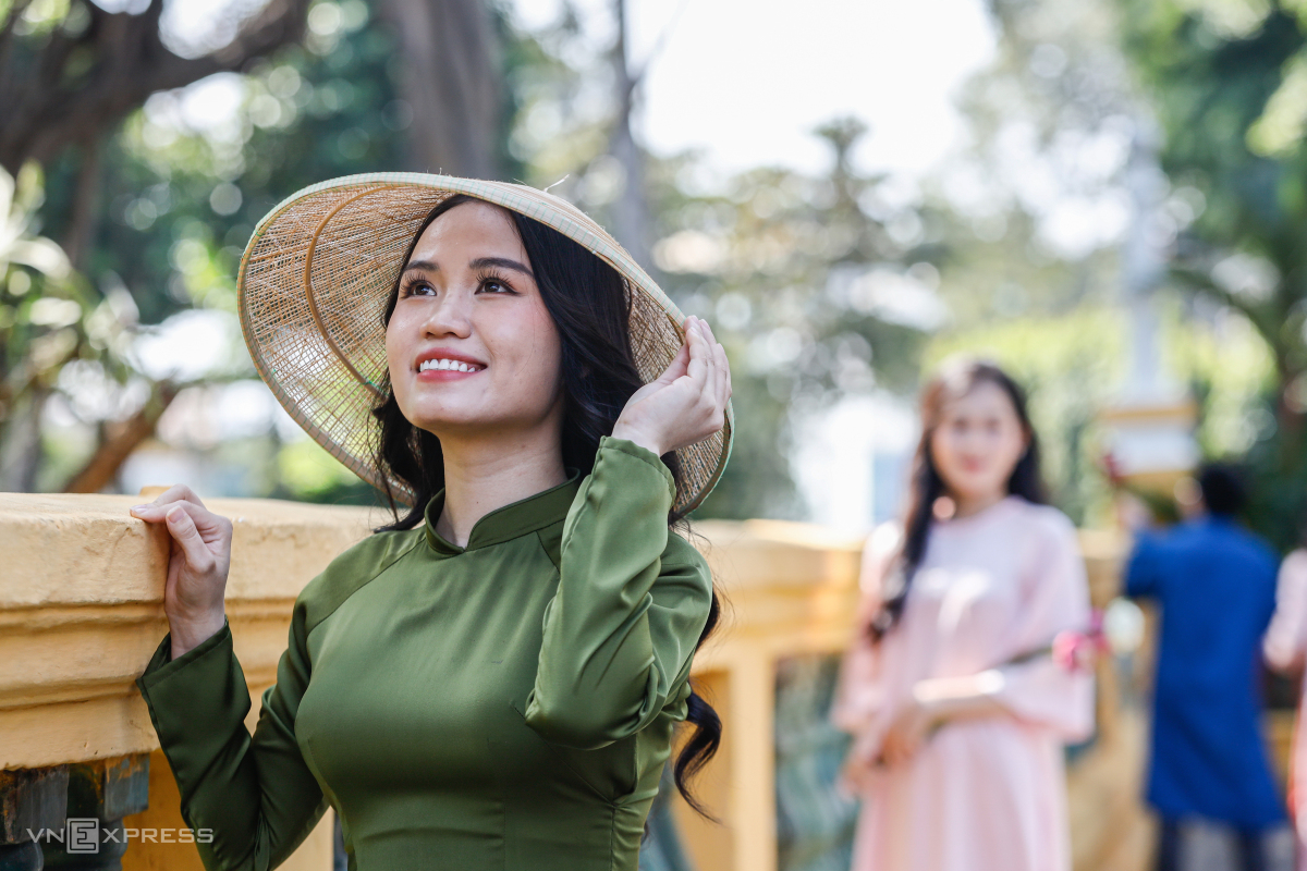 Saigonese flock to city icons for Tet photo shoots