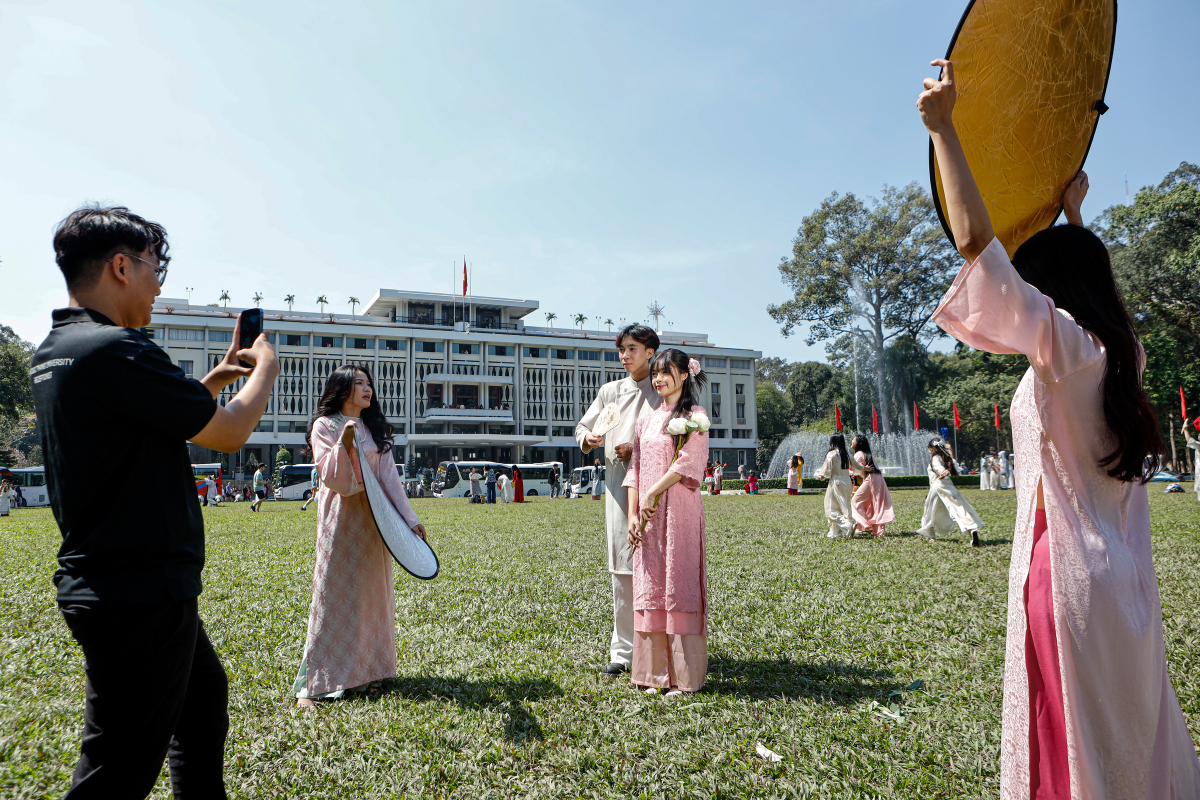 Saigonese flock to city icons for Tet photo shoots