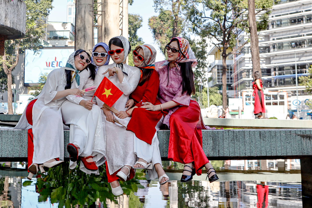 Saigonese flock to city icons for Tet photo shoots