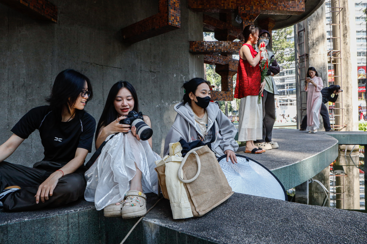 Saigonese flock to city icons for Tet photo shoots