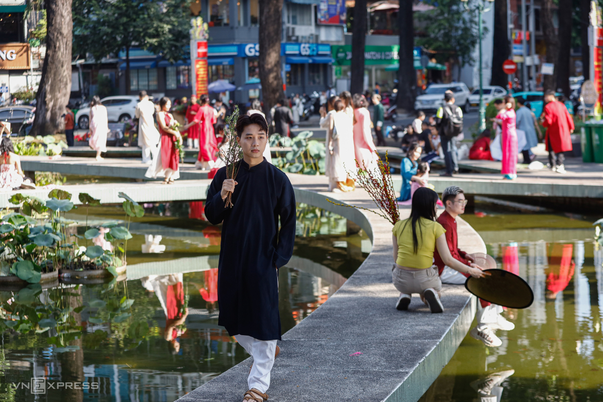 Saigonese flock to city icons for Tet photo shoots